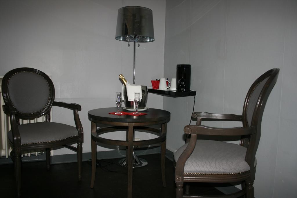 Hostellerie De La Quenoeuille Маркіз Номер фото